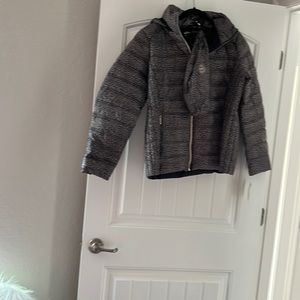 Michael khors. Jacket really nice lightweigt. Has zippered pockets